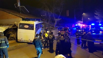 Servis Midibüsü Eve Girdi: 4 Ölü, 2 Yaralı