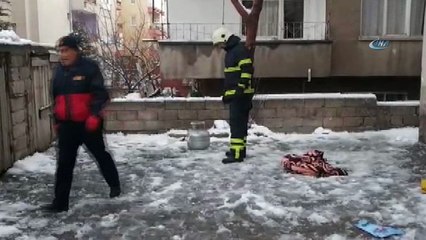 Alev alan mutfak tüpünü balkondan aşağı attı