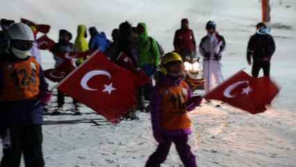 Yıldız Dağı'nda Türk bayraklarıyla meşaleli kayak