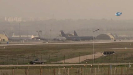 F-16 Hangarına Dev Türk Bayrağı Asıldı