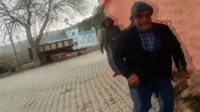 Kilis YPG liler tarafindan duzenlenen saldirida docka mermisi bazi evlerin kapilarina isabet etti
