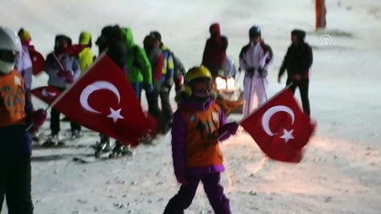 Yıldız Dağı’nda Tük bayrakları eşliğinde meşaleli kayak - SİVAS