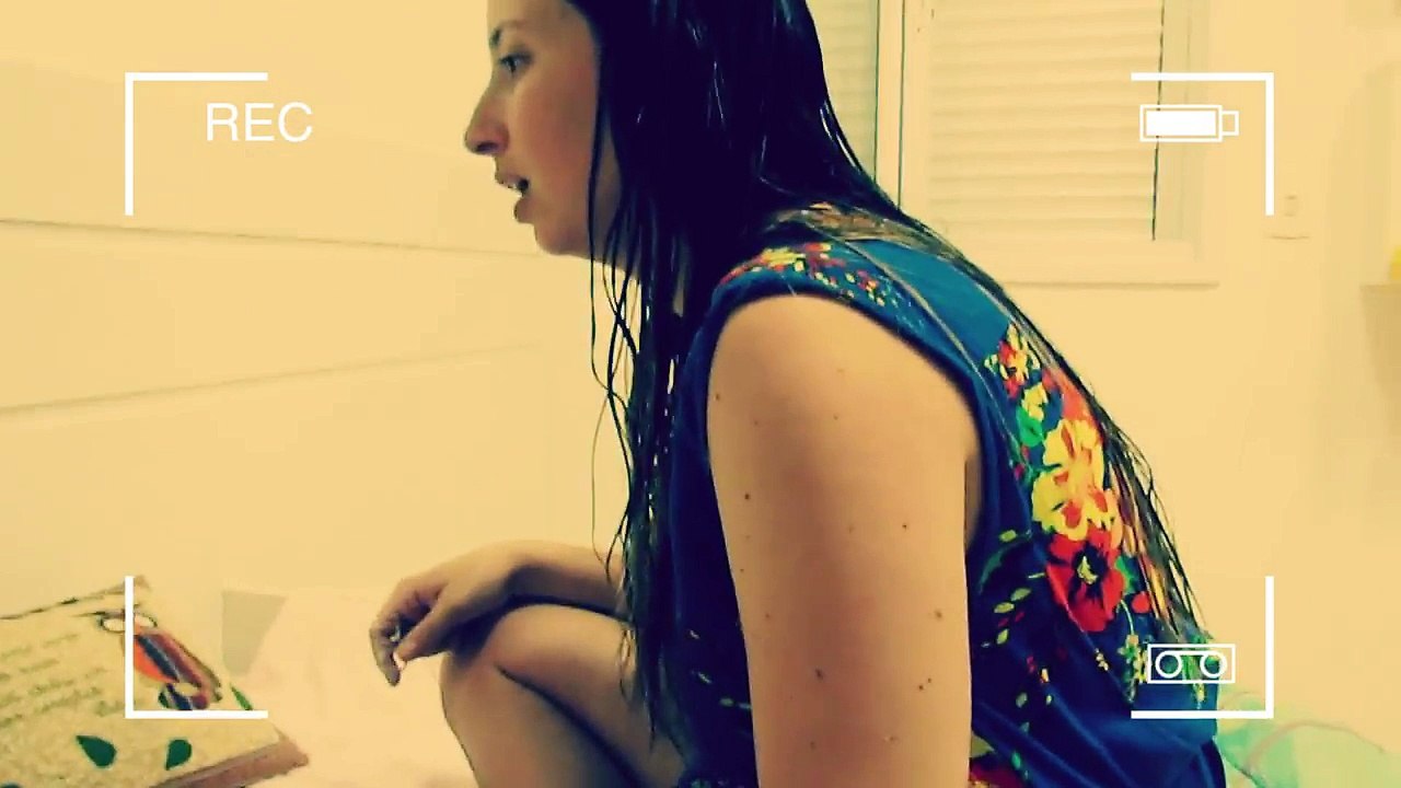 TIRANDO UMA FARPA DO PÉ DA LÍVIA - ELA É MUITO CORAJOSA