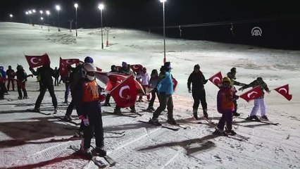 Yıldız Dağı'nda Tük Bayrakları Eşliğinde Meşaleli Kayak