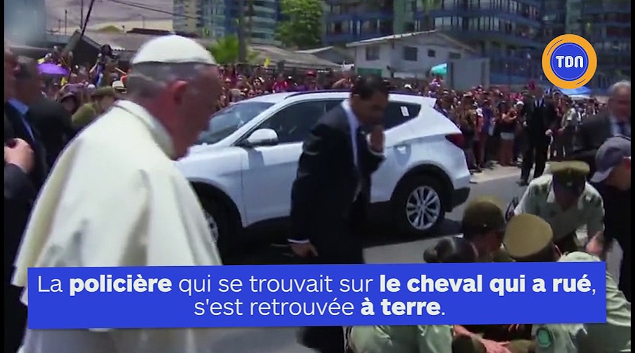 Le pape François saute de sa papamobile pour venir en aide à une policière qui est tombée de son cheval devant lui