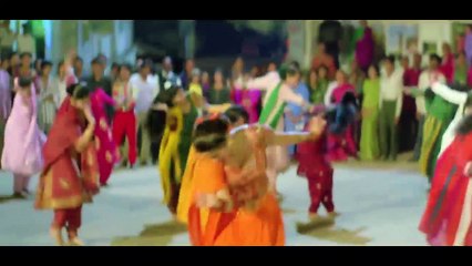 See how the cinematographic errors in the title song of the movie #RaamJaane handled beautifully!