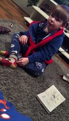 Cet enfant reçoit un message de Batman ! Trop content !