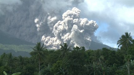 Lava fountain spews from Mayon volcano
