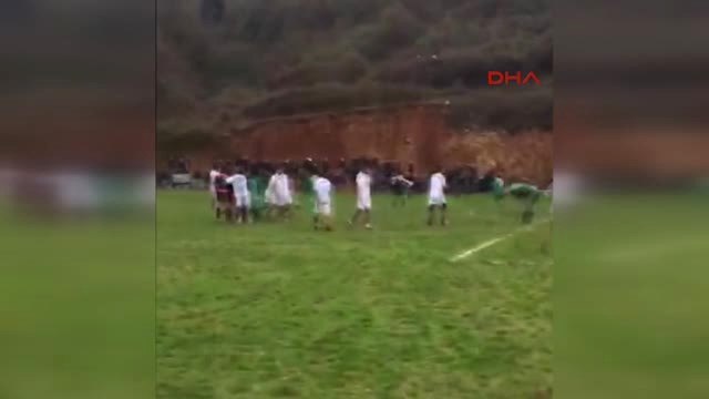 Amatör Küme Maçında Saha Karıştı, İki Futbolcu Hastanelik Oldu