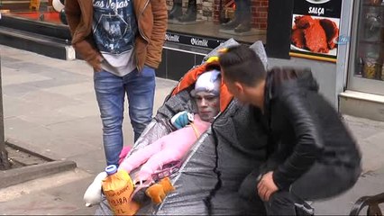'Cansız Manken' Kandemir'den Bebek Arabasında İlginç Şov