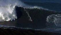 Le surfeur Ben Sanchis surfe une vague de 25m à Nazaré au Portugal