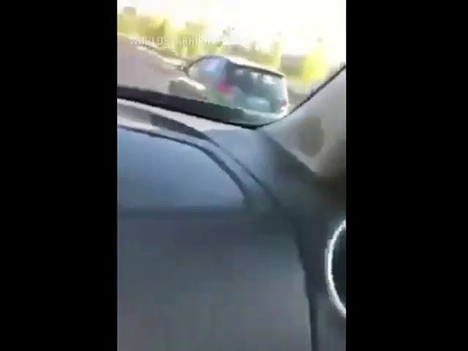 Ce chauffard pousse une voiture sur l'autoroute et provoque le pire