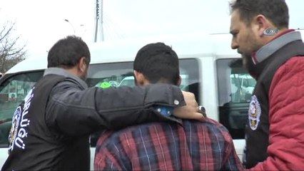 Kıskançlık Yüzünden Karısını Bıçaklayarak Öldüren Adam Adliyeye Sevk Edildi