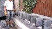 Un ouvrier dépose des briques en dominos