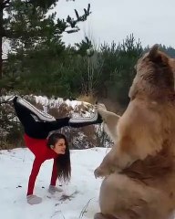 Un ours donne un coup de main à une fille qui fait du Yoga à la forêt !