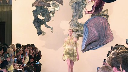 Mode: Iris Van Herpen présente une collection avant-gardiste