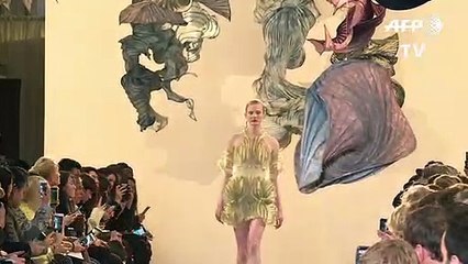 Mode: Iris Van Herpen présente une collection avant-gardiste