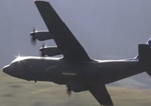 Plane Spotter Records RAF Craft Flying Low Over 'Mach Loop' in Wales