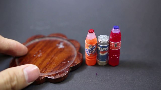 Faire des bouteilles de soda miniatures à l'aide de colle chaude