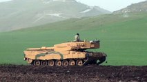 Çok sayıda tank ve zırhlı araç, Suriye sınırına sevk edildi - HATAY