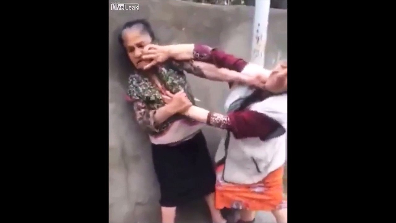 Les mamies aussi ça se bastonne!