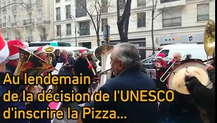 Pizza Unesco. Le Père Noël joue un air napolitain à Paris. by ViifNews!
