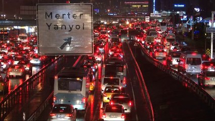 İstanbul’da trafik sağanak yağışla durma noktasına geldi