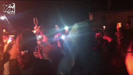 H'Hen Niê đi chân đất nhảy lửa cùng bạn bè trong buôn