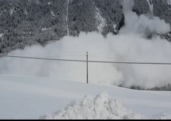 Avalanche Sweeps Towards Zermatt as Authorities Raise Threat Level