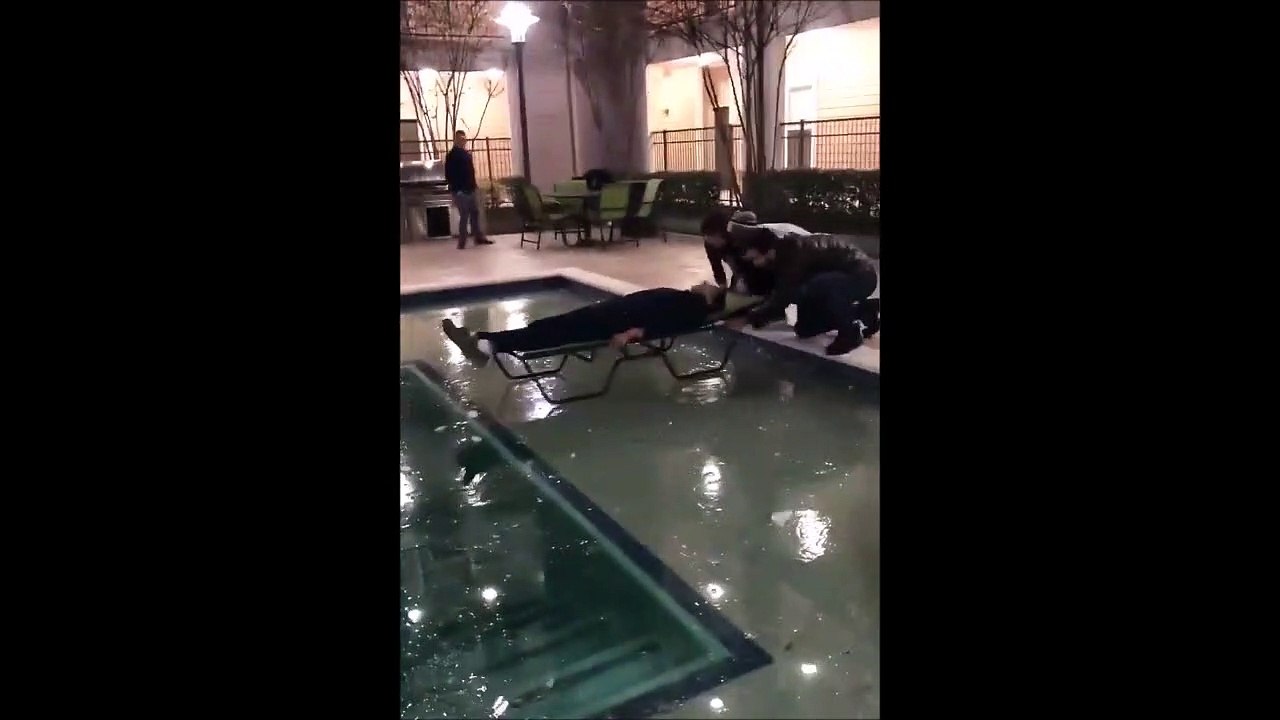 Il fait de la luge sur une piscine gelée et ça finit mal