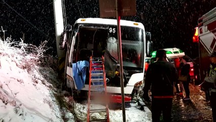 눈길 미끄러진 시외버스 가드레일 들이받아 / YTN