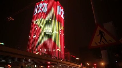 Tòa cao ốc ở Hà Nội chiếu hình quốc kỳ và U23 rực rỡ