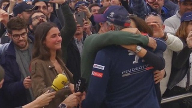 Un centenar de aficionados recibe a Carlos Sainz, doble campeón del Dakar