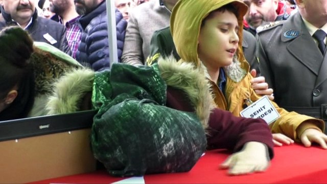 Çığ altında kalan şehide yağmur altında gözyaşlarıyla veda