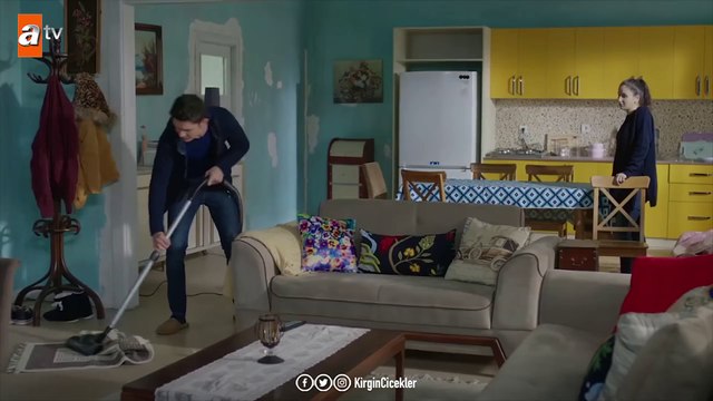 Ev temizliği yapan Songül ile Güney! - Kırgın Çiçekler 106.Bölüm