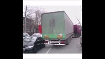 Cet automobiliste se fait embarquer par un camion et ne peut rien y faire...