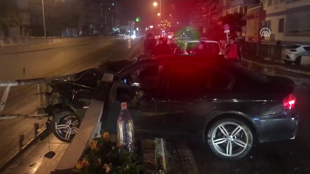 Köprülü Kavşağın Korkuluklarında Asılı Kaldı