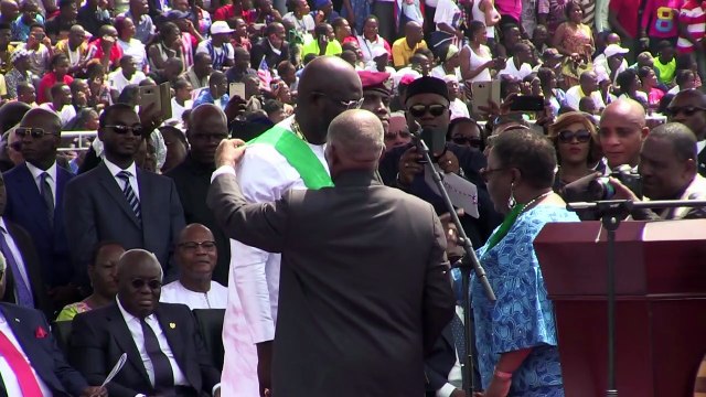 Le nouveau président du Liberia George Weah prête serment