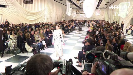 Défilés haute couture: le "surréalisme" selon Dior