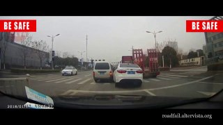 Driving in Asia - Car Crashes and Accidents Compilation January 2018 (2)
