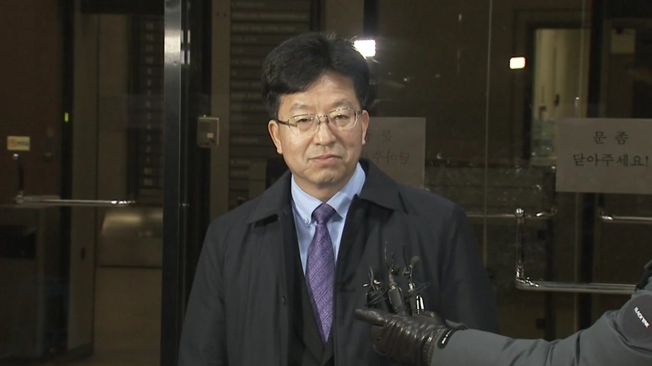 장석명 전 비서관 귀가...MB 정부 국정원 특활비 수사 박차 / YTN
