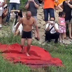 Mec a couru plus de 125 pieds de plaques de carton Feriez-vous cela