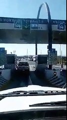 Este trailero tiene los huevos que le faltan a muchos mexicanos