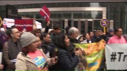 Video herunterladen: 'They Continue to Play with Our Lives:' Protesters Rally for Dream Act in NYC