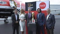 Pirlo Dan Hurst Lepas Trofi Piala Dunia Untuk Memulai Tur Keliling Dunia