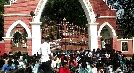 பேருந்து கட்டண உயர்வை கண்டித்து தொடரும் மாணவர்களின்  போராட்டம்