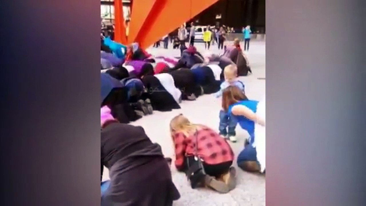 PERHATIKAN APA YANG DILAKUKAN 1 KELUARGA INI DIBELAKANG ORANG LAGI SEMBAHYANG!