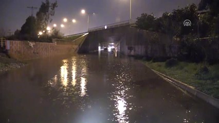 Sağanak - Minibüste Mahsur Kalan Kişi Botla Kurtarıldı
