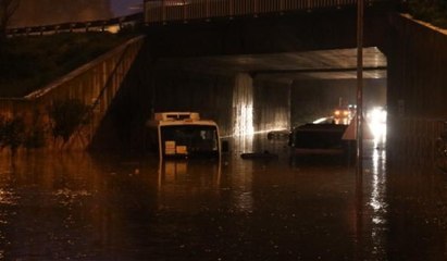 Karayolunu 2 metre su bastı, 5 araç mahsur kaldı