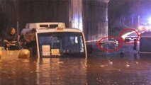 Adana'da Yağmur Esareti! 5 Araç, Suya Gömüldü, Minibüste Mahsur Kalan Kişi Botla Kurtarıldı